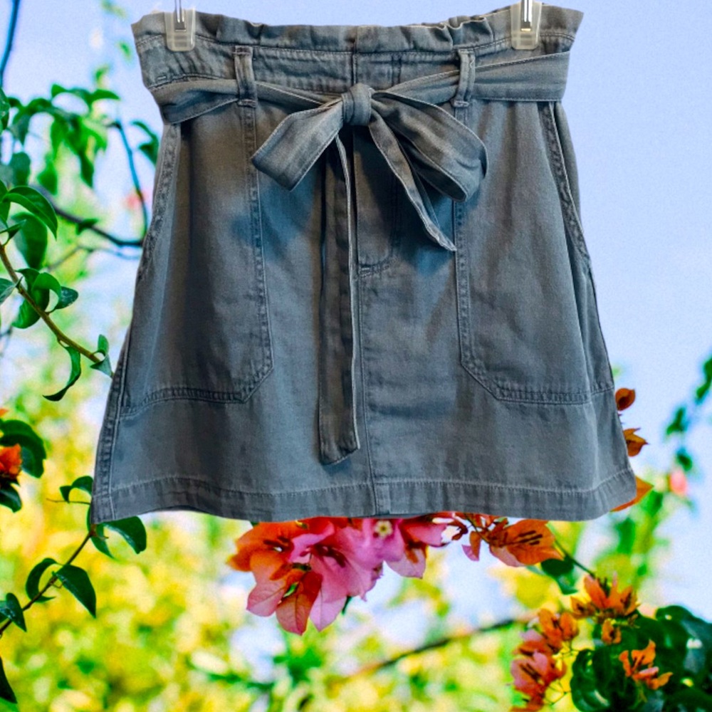 American Eagle chambray paper bag tie waist skirt
SMALL